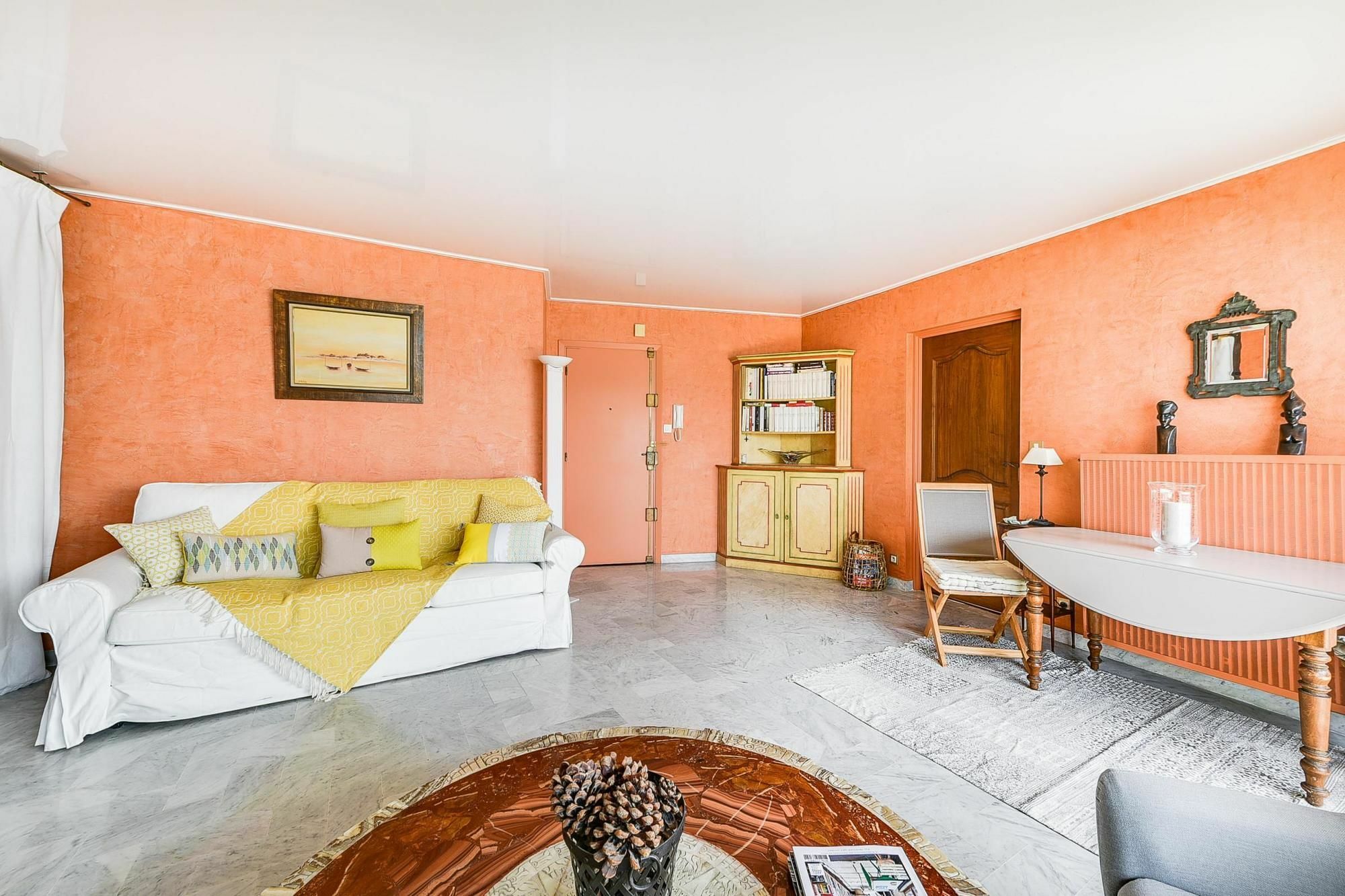 Le Cygne 1 * Cannes